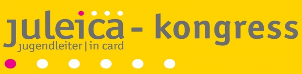 Grauer Schriftzug "Juleica-kongress" und darunter kleiner "jugendleiter|in card" auf gelbem Hintergrund. Unter dem Schriftzug sind ein pinker und fünf weiße Punkte abgebildet.  